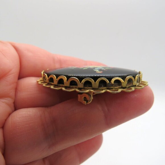 Vintage Floral Transfer Print Brooch 1.5" Black Gold Tone Scalloped Edge Pin - Picture 3 of 9